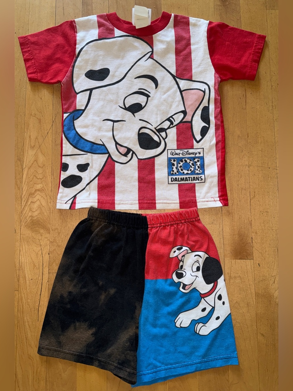 Vintage 90’s / Y2K Disney 101 Dalmatians 2-piece t-shirt and shorts set 6
